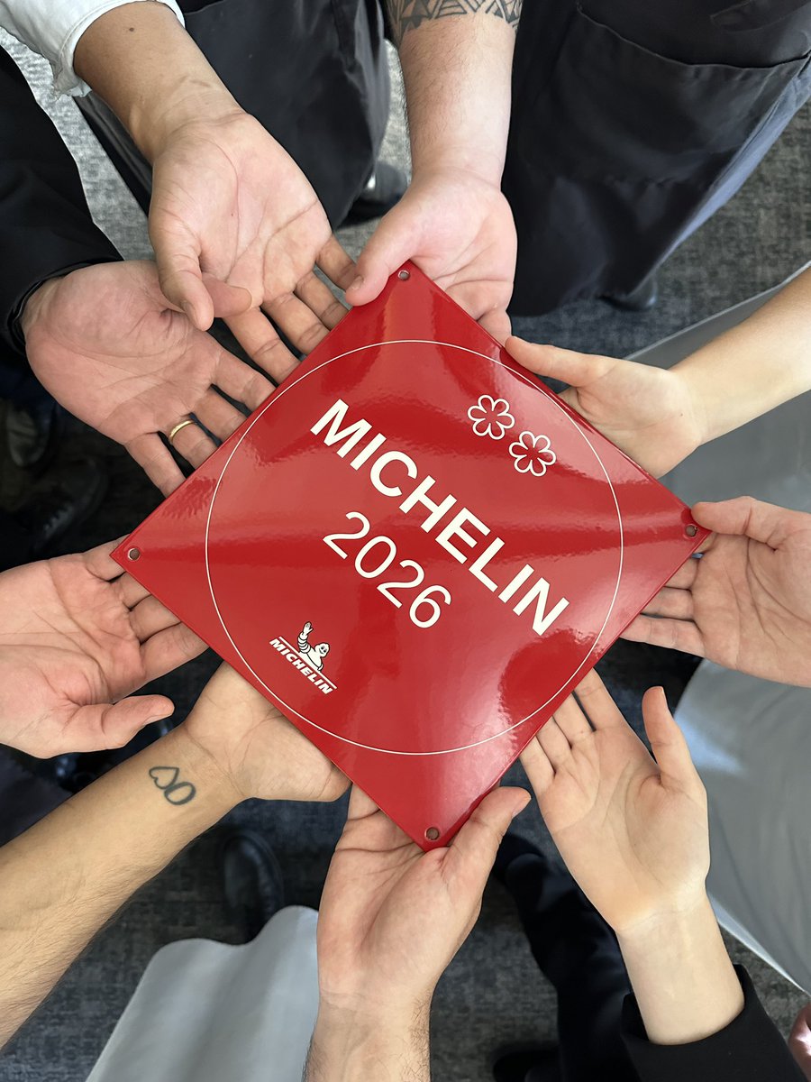 RafaDeBedoya's tweet photo. Nunca dejaremos de soñar porque si los buscas tus sueños siempre llegarán. Y ya las tenemos con nosotros, 2 estrellas @michelinguide que llegan a casa para estar con el equipo, sus estrellas ⭐️⭐️ https://t.co/UlIzhupIjA