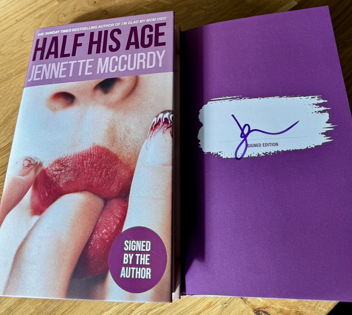 foxlanebooks's tweet image. Last few SIGNED copies of Half His Age by @jennettemccurdy are online now💜

Sharp, funny, and poignant - a bold story of desire, power, and the lengths we go to be seen and loved.

💜 foxlanebooks.co.uk/product-page/p…

#HalfHisAge #JennetteMcCurdy #SignedBooks #BookTwitter #NewFiction