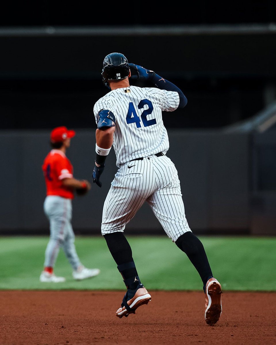 Sneaker News tweet media