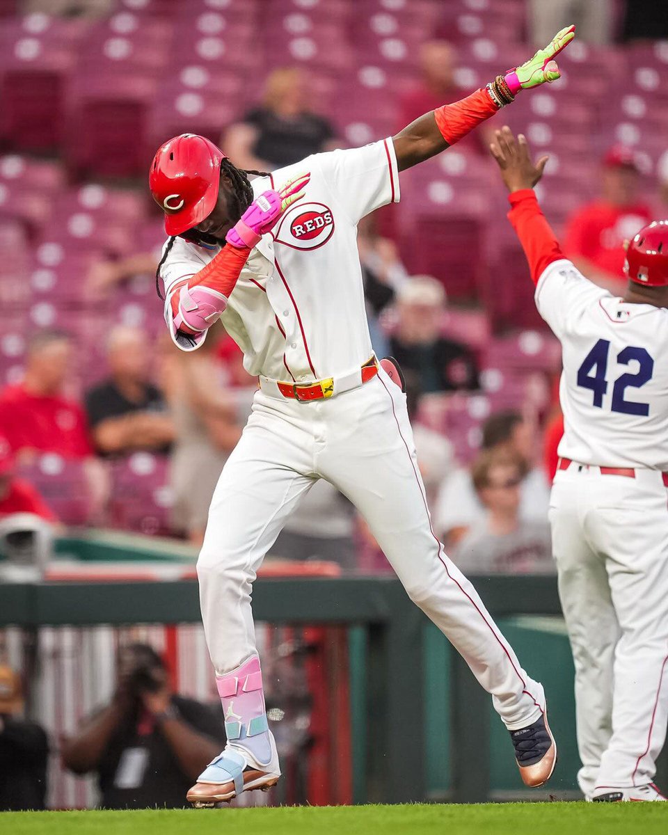 Sneaker News tweet media