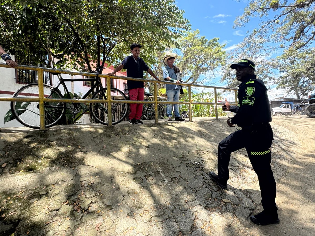 ProteccionPonal's tweet photo. En #Pereira realizamos acciones de verificación y control en sectores vulnerables, con el fin de prevenir la explotación de niños, niñas y adolescentes 👧🧒

Orientamos a comerciantes dejando un mensaje claro:

¡El trabajo de un niño es estudiar, jugar y ser feliz! 🤝 https://t.co/RJ9kI3ps5K