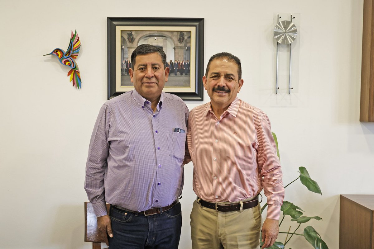 SeducEdoMex's tweet photo. 🤝🏻Nuestro Srio. Miguel Ángel Hernández Espejel se reunió con Jenaro Martínez Reyes, Srio. Gral. del @SMSEMmx para continuar fortaleciendo los vínculos institucionales y avanzar en acciones que respalden los derechos de las y los docentes del Estado de México.👩🏻‍🏫👨🏻‍🏫
#ElPoderDeServir https://t.co/gqsYEhxjvd