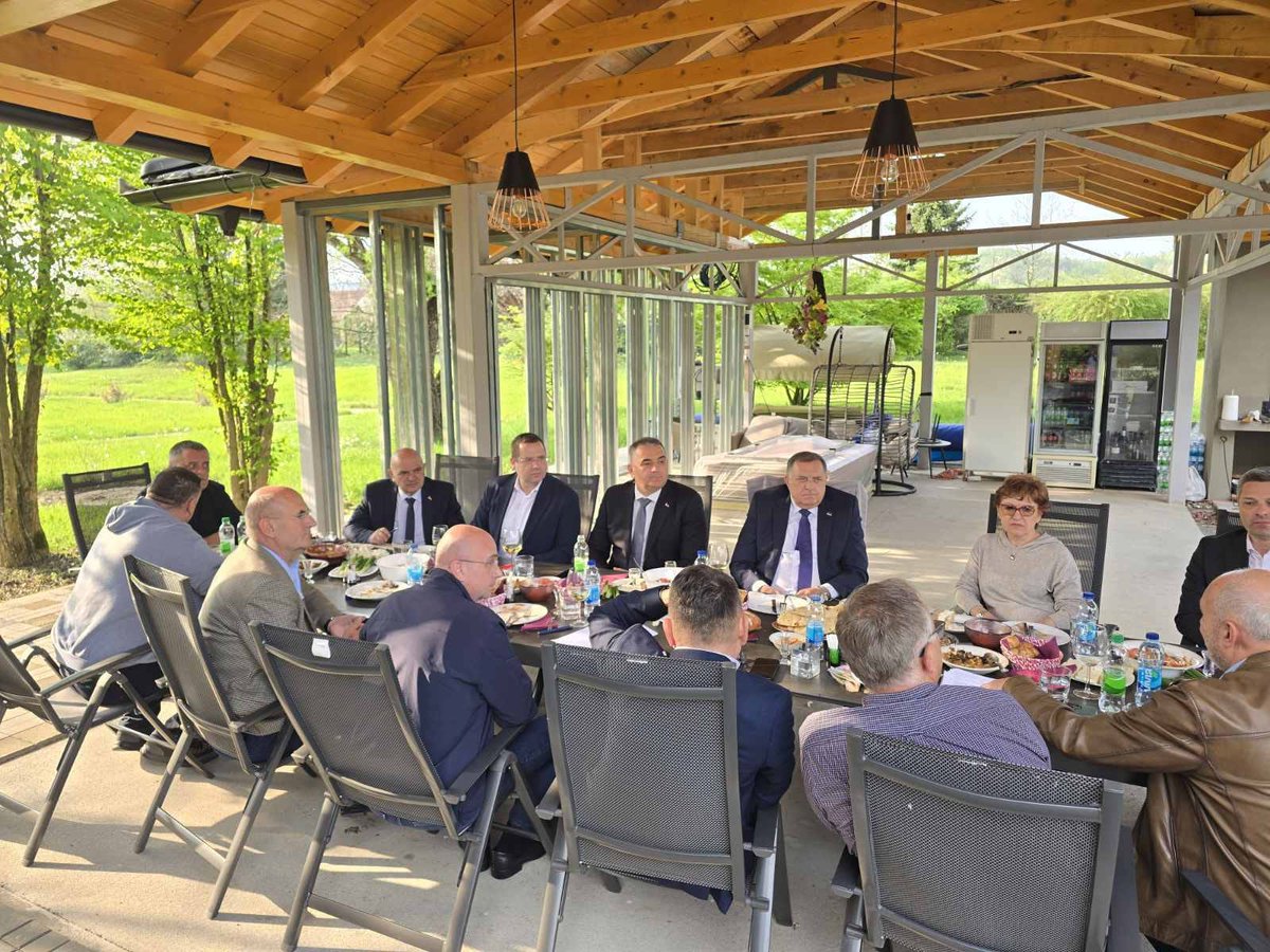 Са привредницима Републике Српске у пријатељском разговору о конкретним пројектима који ће директно унаприједити стандард наших људи и снагу наше економије.

Начелно смо договорили увођење 13. неопорезиве плате, изградњу великих соларних електрана за потребе привреде, као и