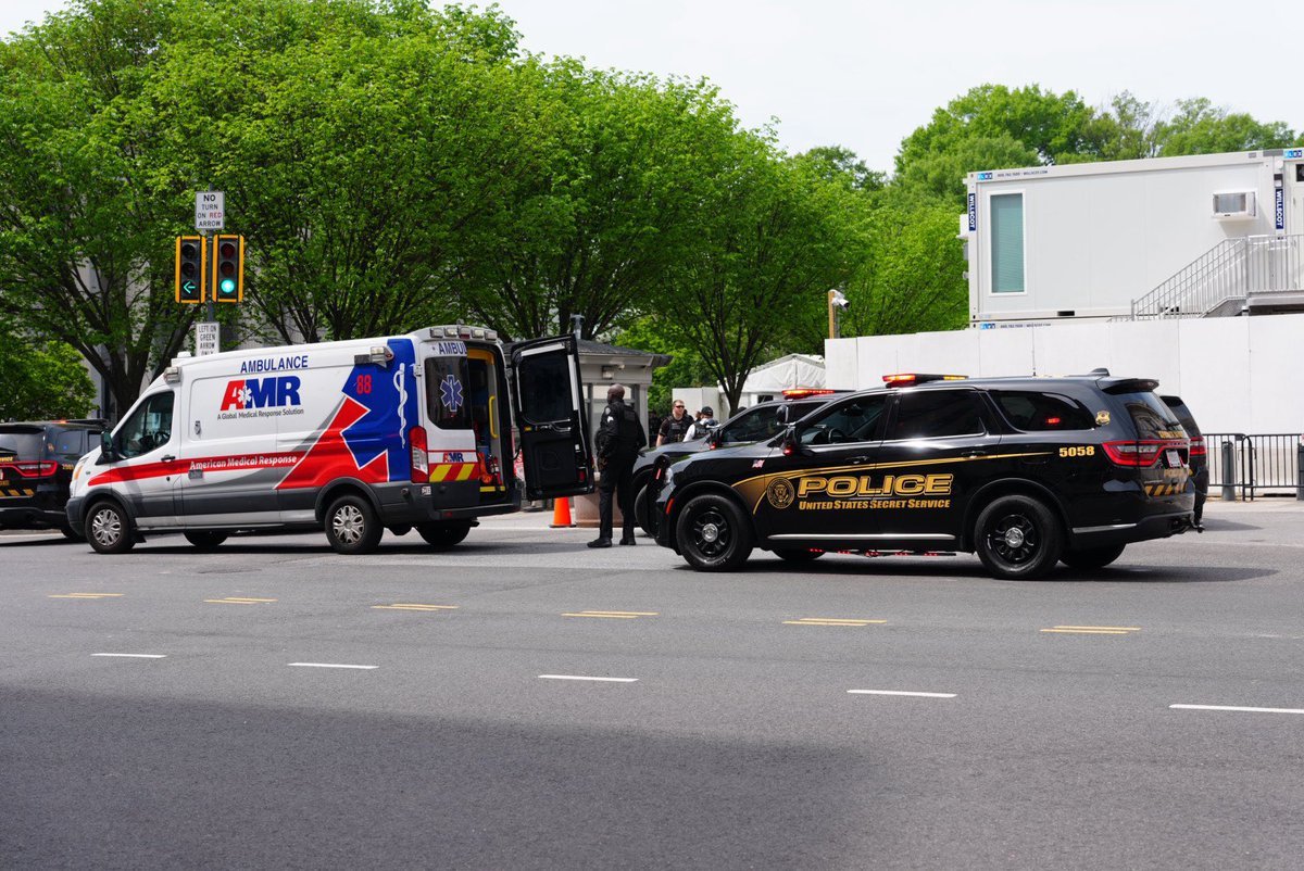 upuknews1's tweet image. #BREAKING : A man was arrested after attempting to scale a White House entrance gate fence this afternoon. 

Authorities said another person sustained minor injuries during the incident.

#WhiteHouse #SecretService #WashingtonDC #UnitedStates