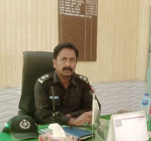 ChotiSheikhni's tweet photo. روبینہ چانڈیو کو جب کاری قرار دے کر قتل کیا گیا تو SHO حاکم ہکڑو نے مقتولہ کو بغیر غسل اور کفن کے اس ہی ڈریس میں جو خاتون نے پہنی ہوئی تھی جب اس کو قتل کیا اور وہ ڈریس ایک ثبوت تھی اس جرم کا اس ہی لال جوڑے میں دفن ہونے دیا اور بعد میں تین فٹ کا ایک کھڈا کھود کر اس میں مقتولہ کی لاش کو پھنکوا دیا بعد میں پانچ لاکھ روپے لےکر سرکاری مدعیت میں مقدمہ درج کرکے اصل مجرمان کو بچا لیا۔