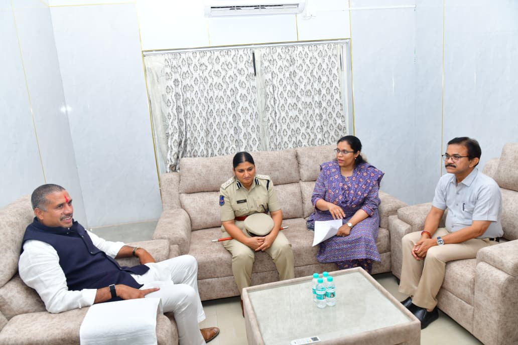 Collector_MBNR's tweet photo. మహబూబ్‌నగర్ జిల్లాకు విచ్చేసిన జాతీయ ఎస్.టి. కమిషన్ సభ్యులు జాటోత్ హుస్సేన్ నాయక్ గారికి జిల్లా కలెక్టర్ శ్రీమతి ఖుష్బూ గుప్తా IAS గారు మొక్కను అందించి స్వాగతం పలికారు. రేపు జిల్లాలో పర్యటించనున్నారు.

@TelanganaCMO @TelanganaCS @JHussainNayak
#Mahabubnagar #STCommission @IPRTelangana