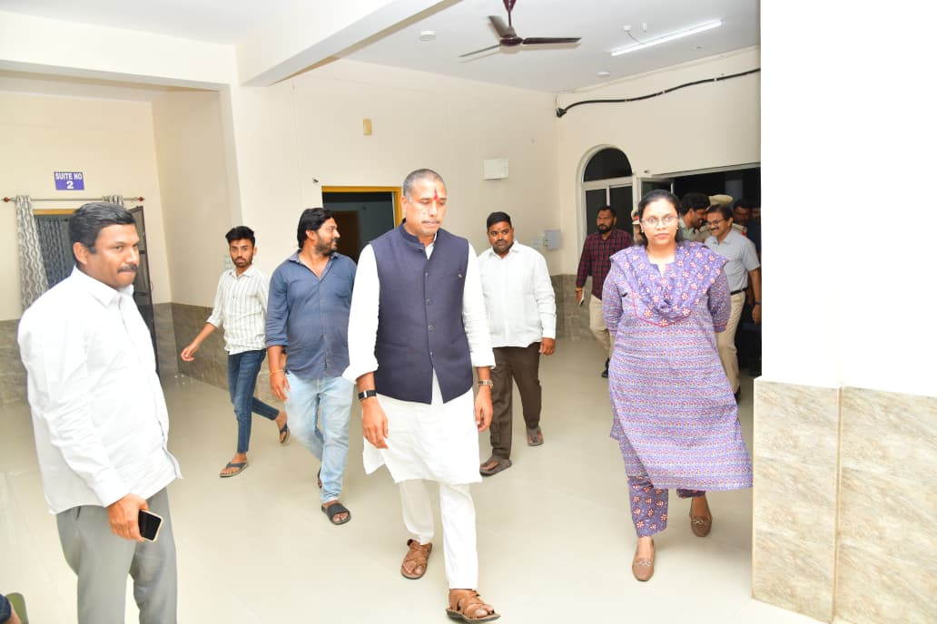 Collector_MBNR's tweet photo. మహబూబ్‌నగర్ జిల్లాకు విచ్చేసిన జాతీయ ఎస్.టి. కమిషన్ సభ్యులు జాటోత్ హుస్సేన్ నాయక్ గారికి జిల్లా కలెక్టర్ శ్రీమతి ఖుష్బూ గుప్తా IAS గారు మొక్కను అందించి స్వాగతం పలికారు. రేపు జిల్లాలో పర్యటించనున్నారు.

@TelanganaCMO @TelanganaCS @JHussainNayak
#Mahabubnagar #STCommission @IPRTelangana