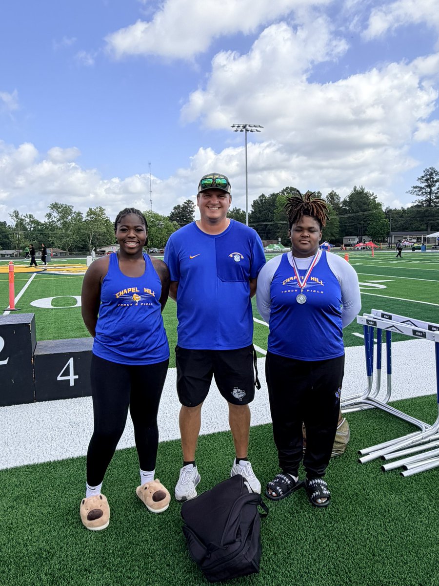 AREA MEET
REGIONAL QUALIFIERS
2nd-Ra’Niyah Suell-37’
4th-D’inya Griffin-33’10
