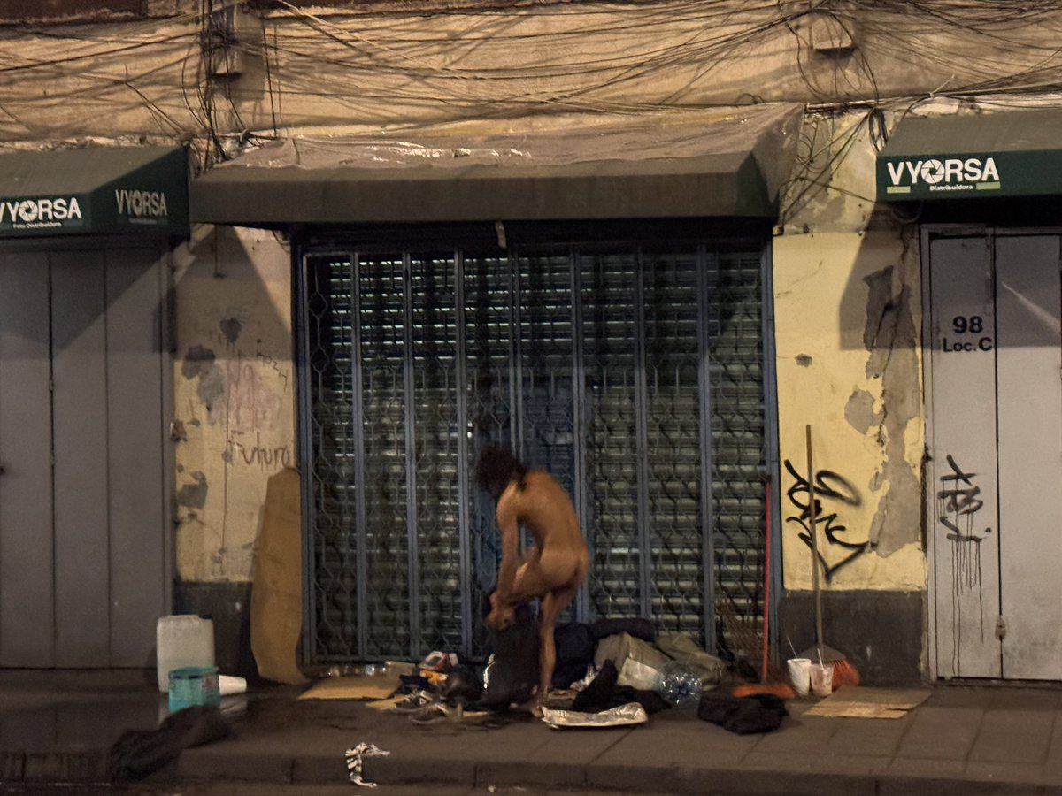 cimi_lahka's tweet photo. @ClaraBrugadaM Yo creo que tú #CAGADERO de #CentroHistoricoCDMX y su vivienda no contempla a las decenas de personas en situación de calle que lo habitan y lo ensucian 💩 @ClaraBrugadaM @craviotocesar #INDOLENTES https://t.co/b3O9bX6msz