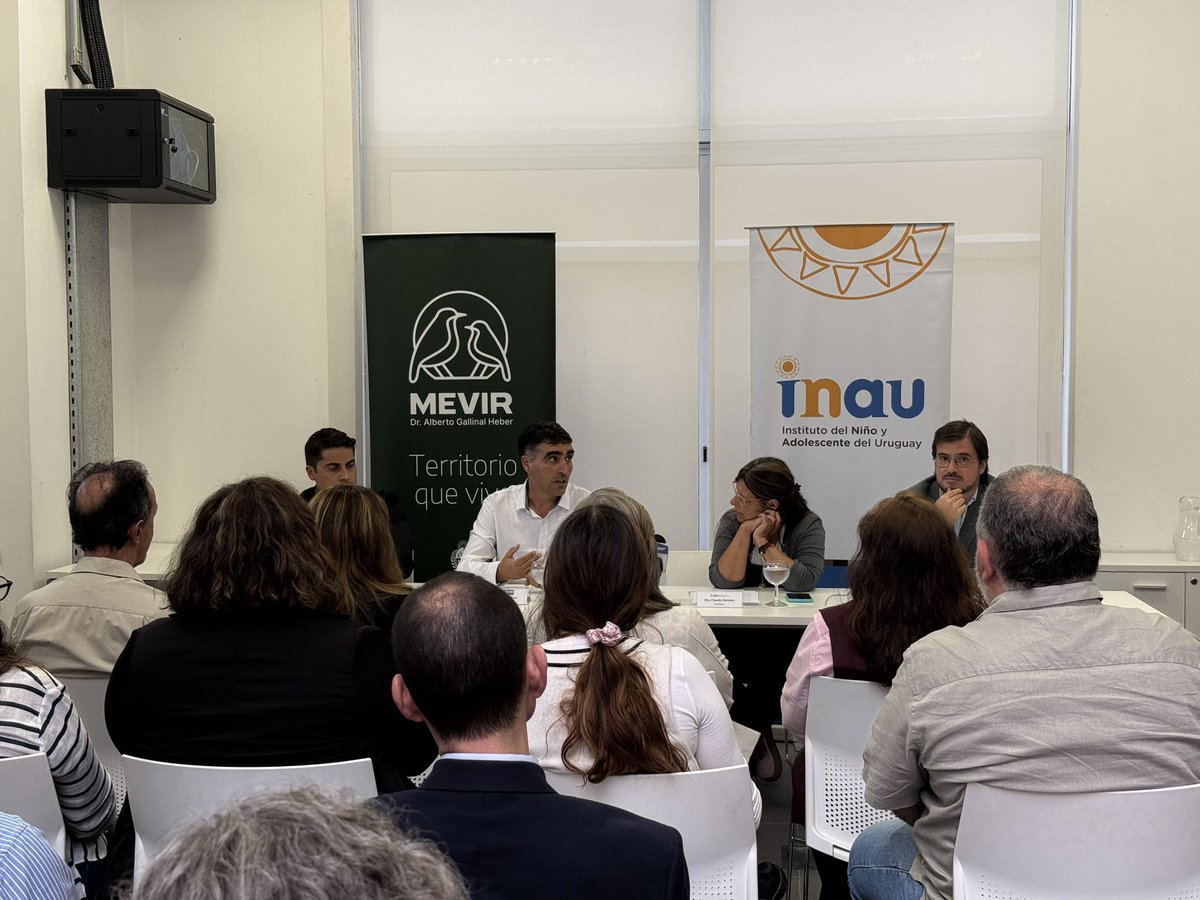 MevirOficial's tweet photo. 🤝 Se firmó un importante acuerdo entre MEVIR e INAU 

✅ Una iniciativa conjunta que busca potenciar la calidad de atención en todo el territorio nacional.

Se realizarán distintos tipos de obras para cooperar con el desarrollo de los niños, niñas y adolescentes en zonas rurales https://t.co/iUIv04ss1Y