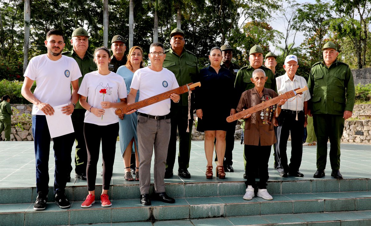 🇨🇺 | Junto al General de División, Raúl Villar Kessell, Jefe del Ejército Central, y a nuestra primera secretaria <a href="/SuselyMorfaG/">Susely Morfa González</a>, entregamos la Réplica del Machete Mambí del Generalísimo Máximo Gómez, al reconocido periodista espirituano Luis Herrera Yanes y a la <a href="/UCLVCU/">UCLV 🇨🇺</a>