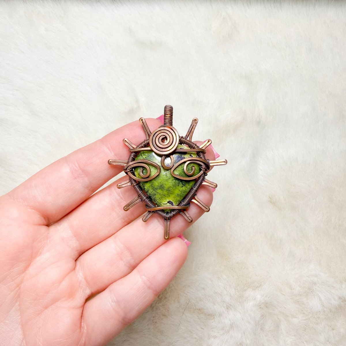 Mica druzy &amp; atlantisite alien goddess sun pendants on my shop tonight at 8pm eastern time 👽

set an alarm so you don’t miss out! I don’t make aliens often 👀