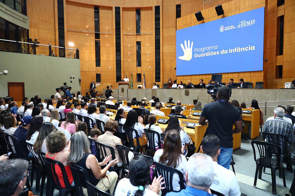 Assembleia lança programa para prevenir violência contra crianças. Guardiões na Infância vai promover capacitação de profissionais, famílias e alunos para identificar sinais precoces e evitar abusos. Confira a matéria: al.es.gov.br/Noticia/2026/0…
