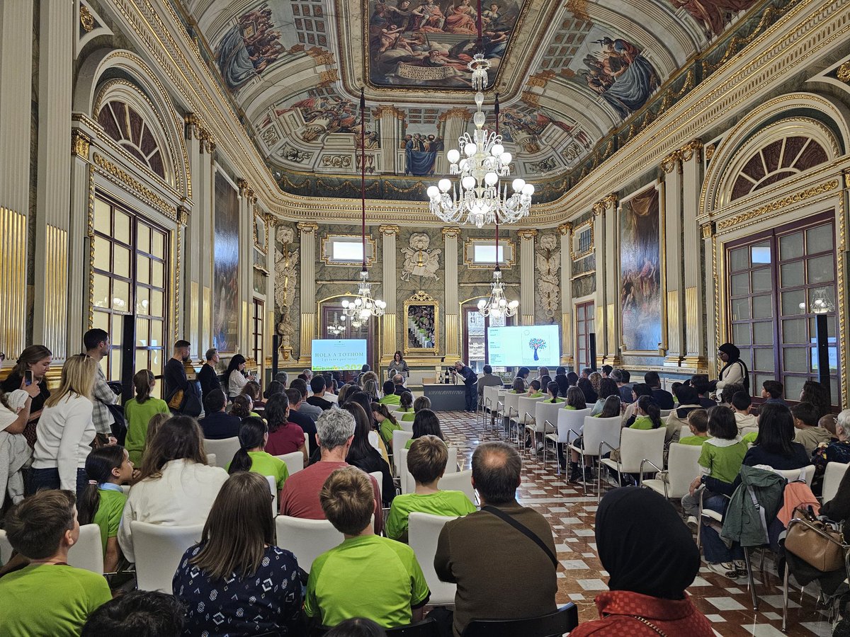 Dipta_cat's tweet photo. 🫒 El #PalauBofarull de la #Dipta a #Reus acull el lliurament dels premis escolars de dibuix i de receptes del projecte 'Mirades' de la @DOP_Siurana d'oli. En el mateix acte, la DOP reconeix la Dra. Rosa Solà per la seva labor d'investigació i promoció dels beneficis de l'oli. 🔬 https://t.co/9HMps1sIBl
