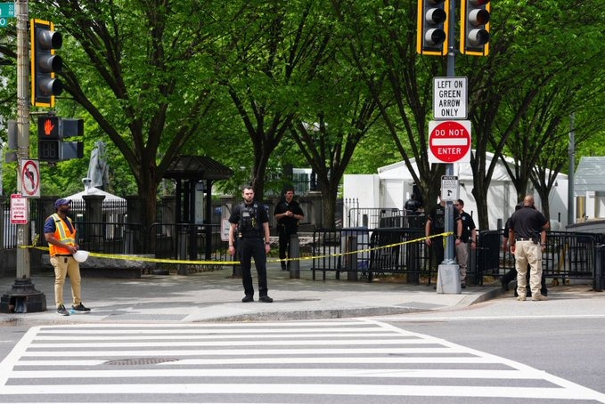 EuropeCognizant's tweet image. A man attempted to jump a fence at a White House entrance gate and was tackled by Secret Service agents. One person is in custody, and another sustained minor injuries.

#WhiteHouse #SecretService #Security #Breaking #Alert #Emergency #WashingtonDC #Update #DonaldTrump #President