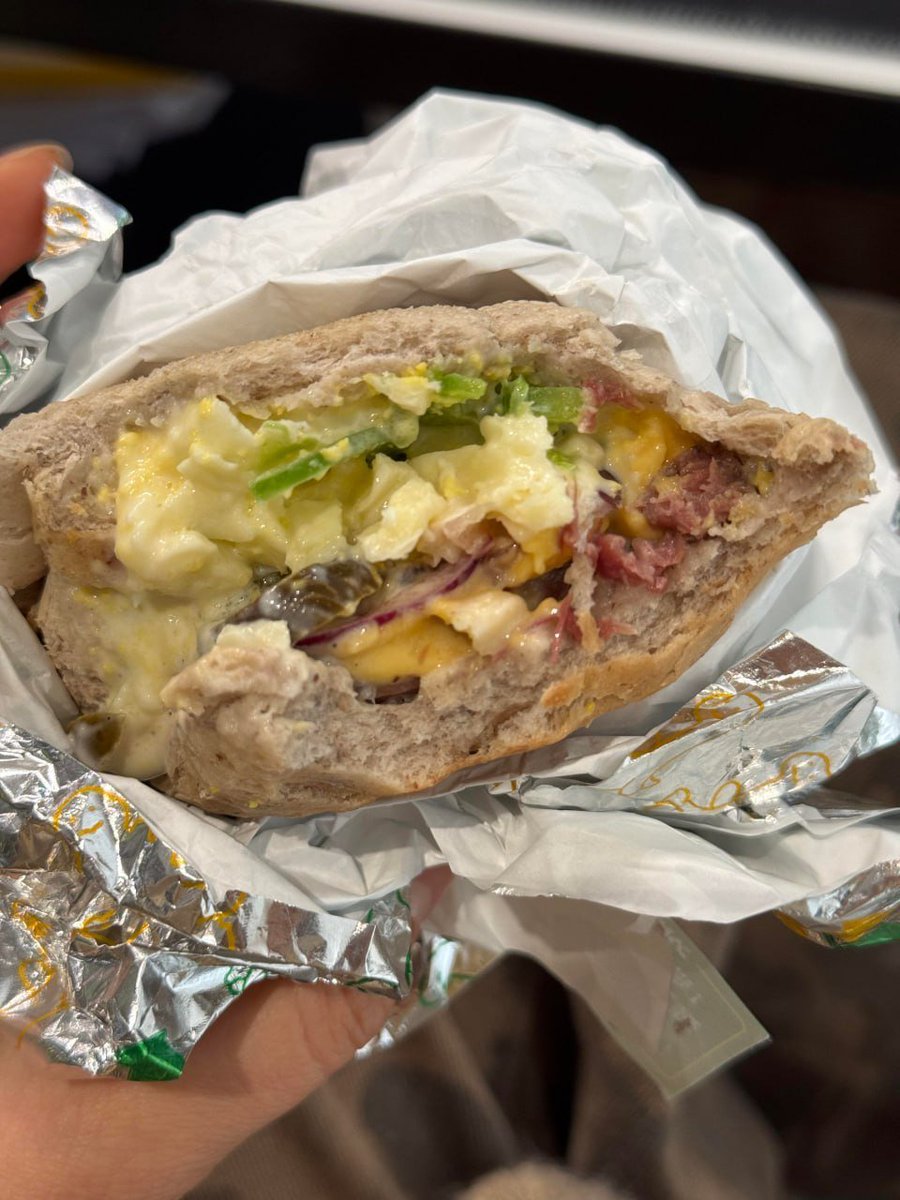 jrdet_ryan's tweet photo. It’s been a busy day, so I’m just grabbing a quick lunch: a hot-roasted double-cheese beef rib sandwich—a real calorie bomb! https://t.co/jC8jEo5AQt