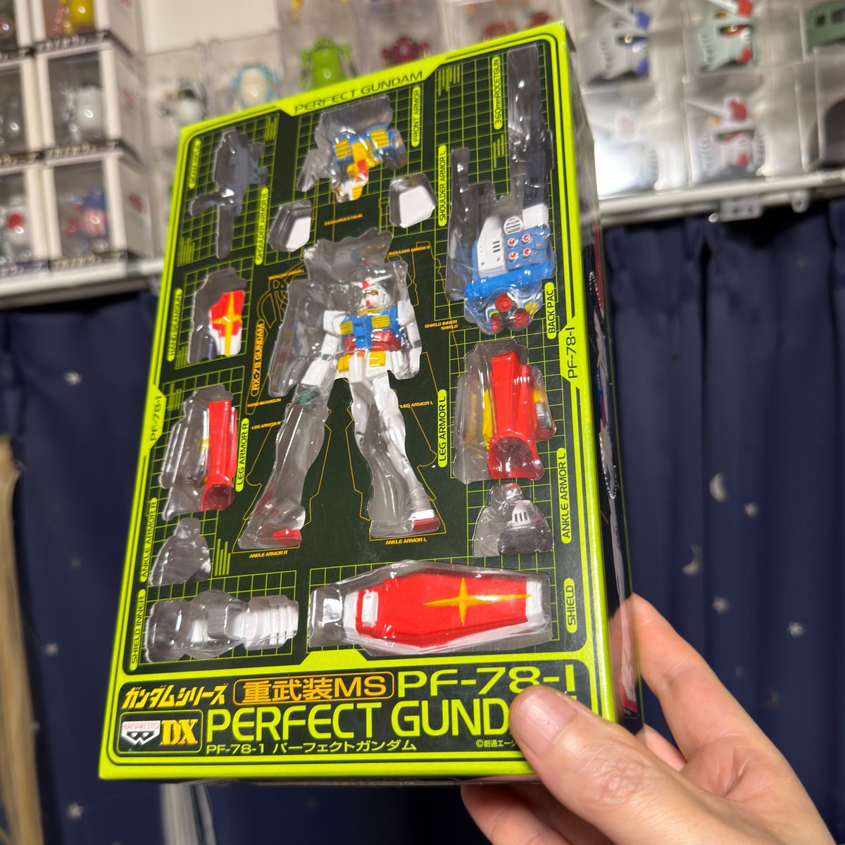 Kumarcy_Model's tweet photo. 昔UFOキャッチャーで取った
プライズのパーフェクトガンダム（脱着可）をマウンテンサイクルから発掘。
ガンダム本体は無可動。

ハッと思って組立体験会の小さいガンダム出してきたら大きさほぼ同じだった！！

フル可動パーフェクトガンダム
もしかしてイケちゃう？？ https://t.co/3KtkxVfOPr