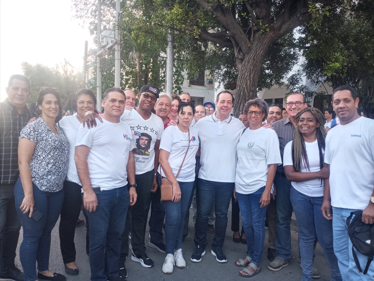 #GirónEsHoy🇨🇺
Aquí estamos los trabajadores del <a href="/MINSAPCuba/">Ministerio de Salud Pública de Cuba</a>, con nuestro Ministro <a href="/japortalmiranda/">José Angel Portal Miranda</a>, reafirmando nuestro compromiso con la #Revolución y nuestra decisión de resistir, luchar y vencer en defensa de nuestras conquistas, del legado imperecedero de #FidelEterno
#Unidos