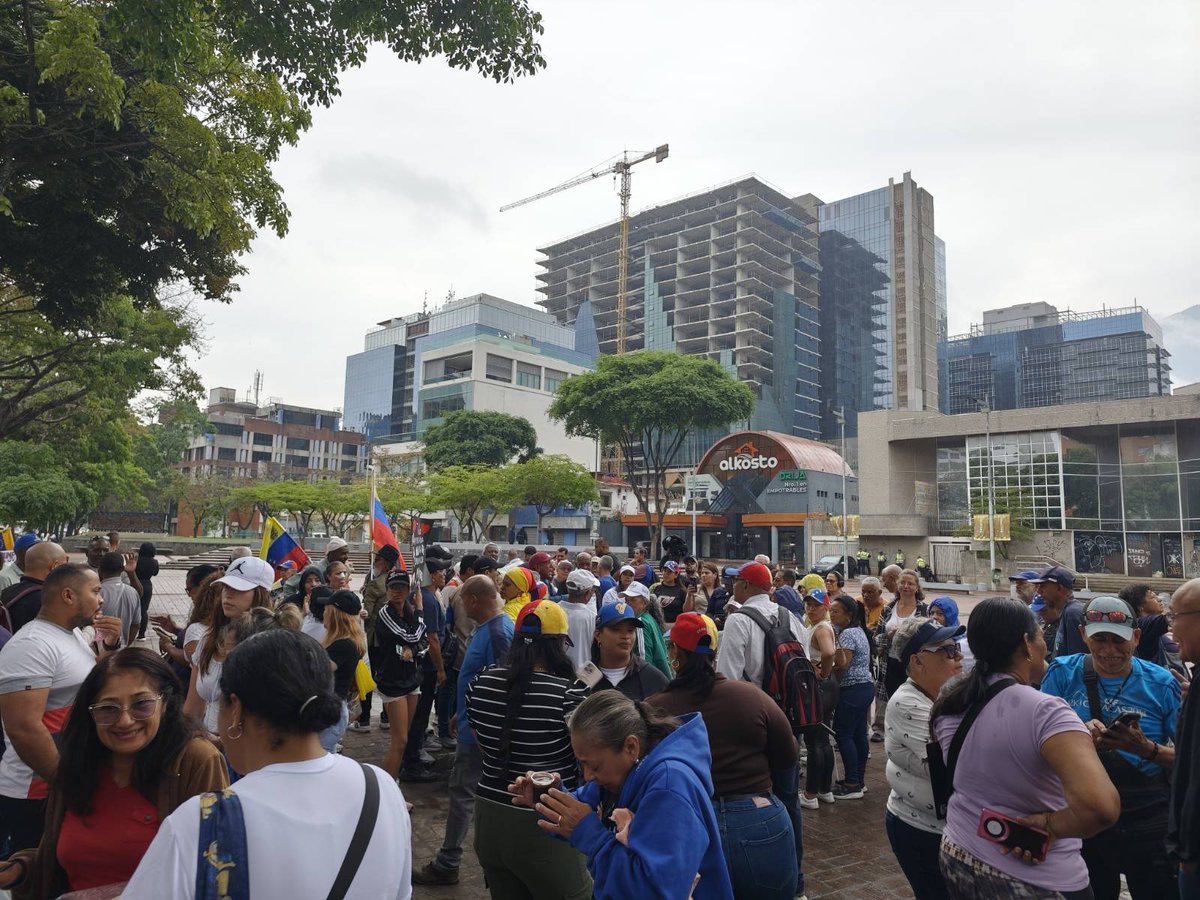 ReporteYa's tweet image. #16Abr #Caracas #Protesta 
@_Provea: Dirigentes sindicales, trabajadores y gremios protestan este #16Abr en Las Mercedes, como punto de partida de una delegación a la embajada de Estados Unidos en Caracas.

La movilización busca consignar un pliego de exigencias que incluye un