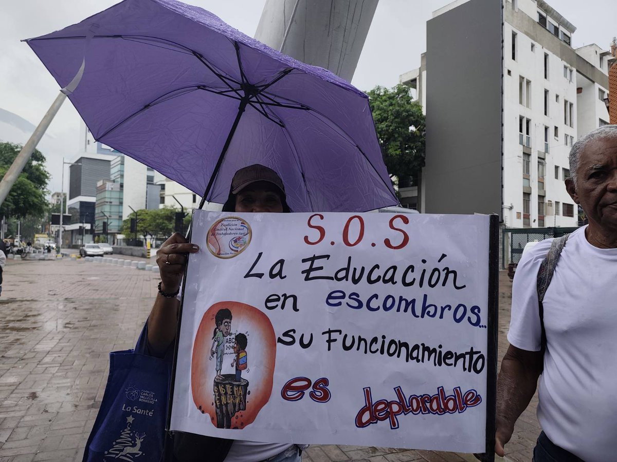 ReporteYa's tweet image. #16Abr #Caracas #Protesta 
@_Provea: Dirigentes sindicales, trabajadores y gremios protestan este #16Abr en Las Mercedes, como punto de partida de una delegación a la embajada de Estados Unidos en Caracas.

La movilización busca consignar un pliego de exigencias que incluye un