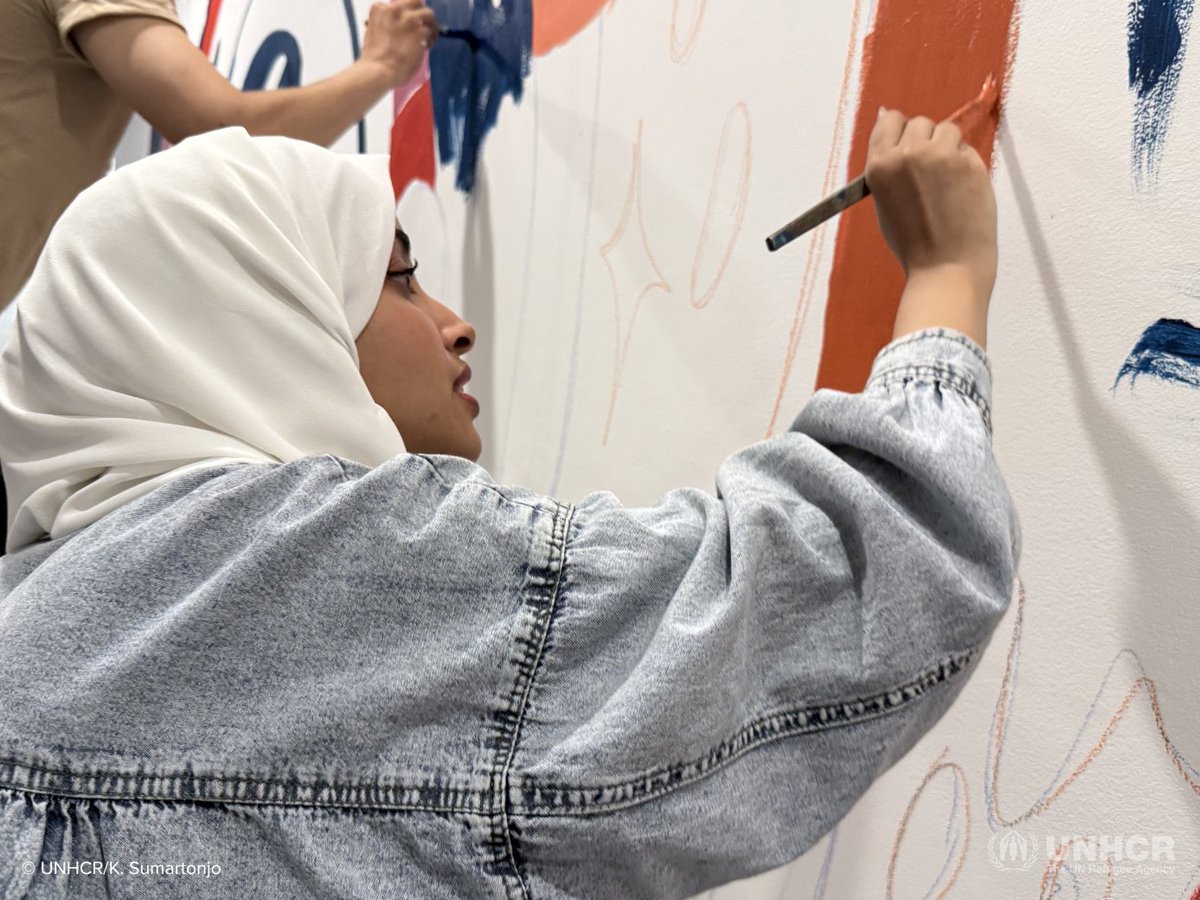 UNHCRIndo's tweet image. Memperingati #HariSeniSedunia, UNHCR menyoroti kekuatan seni sebagai sarana ekspresi dan pemulihan bagi para pengungsi.

Lewat seni mural, mereka mengubah dinding kosong menjadi kanvas penuh mimpi dan cerita, menghidupkan harapan dalam tiap sapuan kuas. #WithRefugees #WorldArtDay