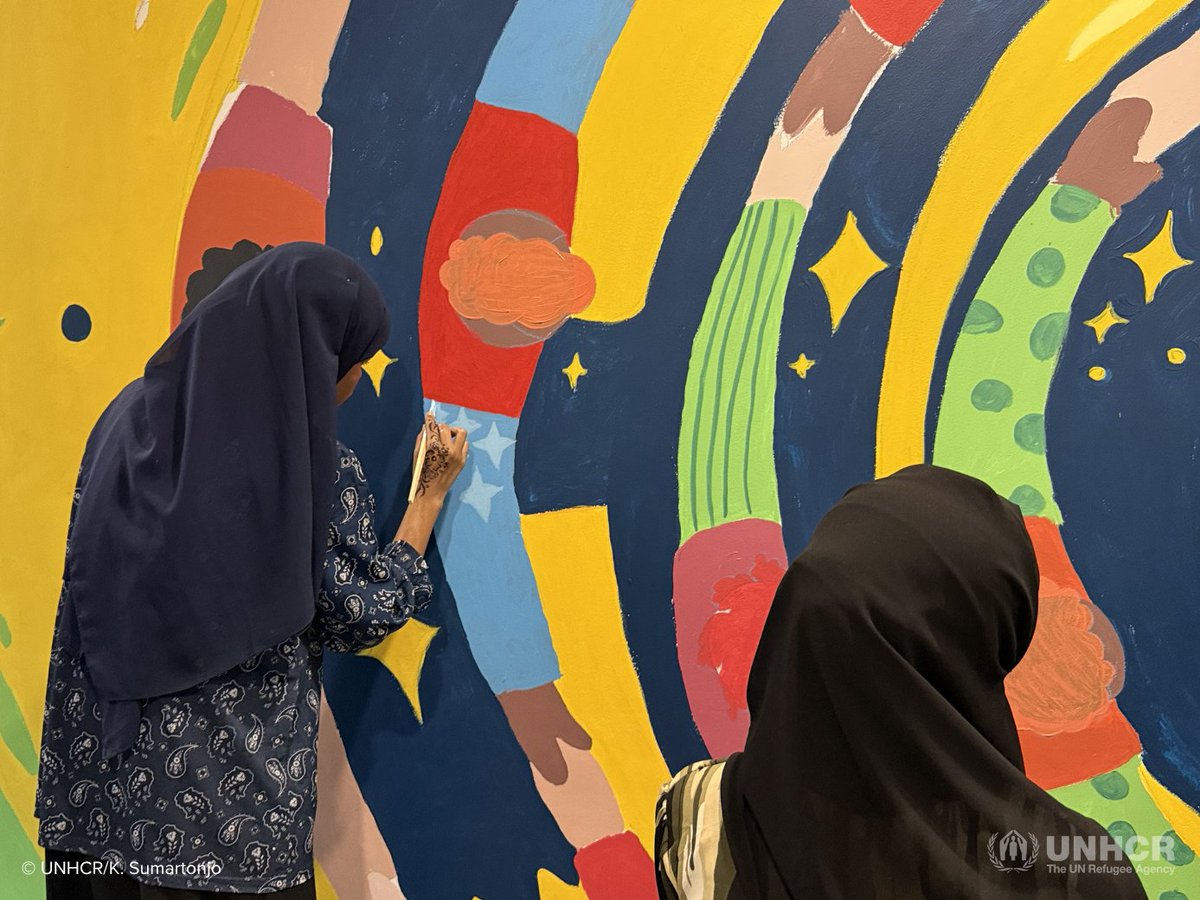 UNHCRIndo's tweet image. Memperingati #HariSeniSedunia, UNHCR menyoroti kekuatan seni sebagai sarana ekspresi dan pemulihan bagi para pengungsi.

Lewat seni mural, mereka mengubah dinding kosong menjadi kanvas penuh mimpi dan cerita, menghidupkan harapan dalam tiap sapuan kuas. #WithRefugees #WorldArtDay