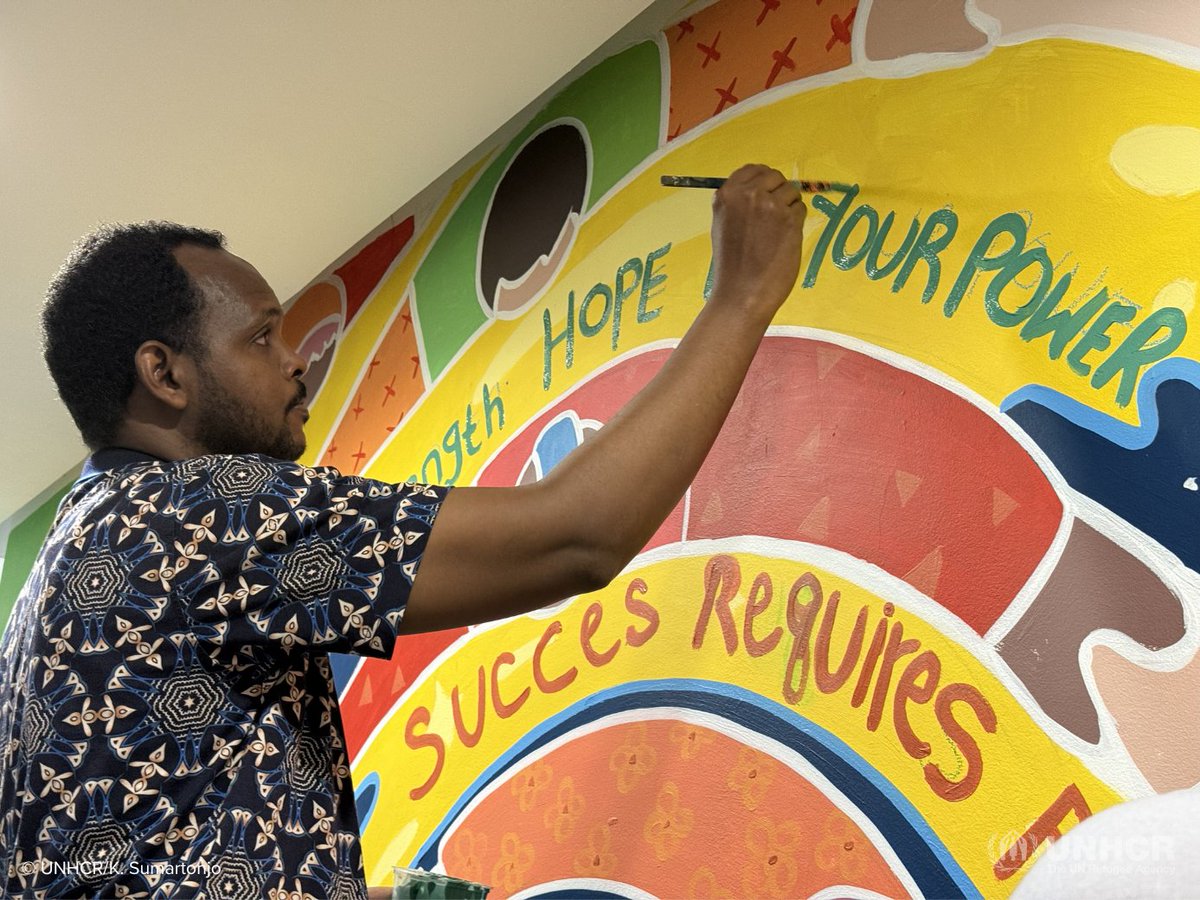 UNHCRIndo's tweet image. Memperingati #HariSeniSedunia, UNHCR menyoroti kekuatan seni sebagai sarana ekspresi dan pemulihan bagi para pengungsi.

Lewat seni mural, mereka mengubah dinding kosong menjadi kanvas penuh mimpi dan cerita, menghidupkan harapan dalam tiap sapuan kuas. #WithRefugees #WorldArtDay