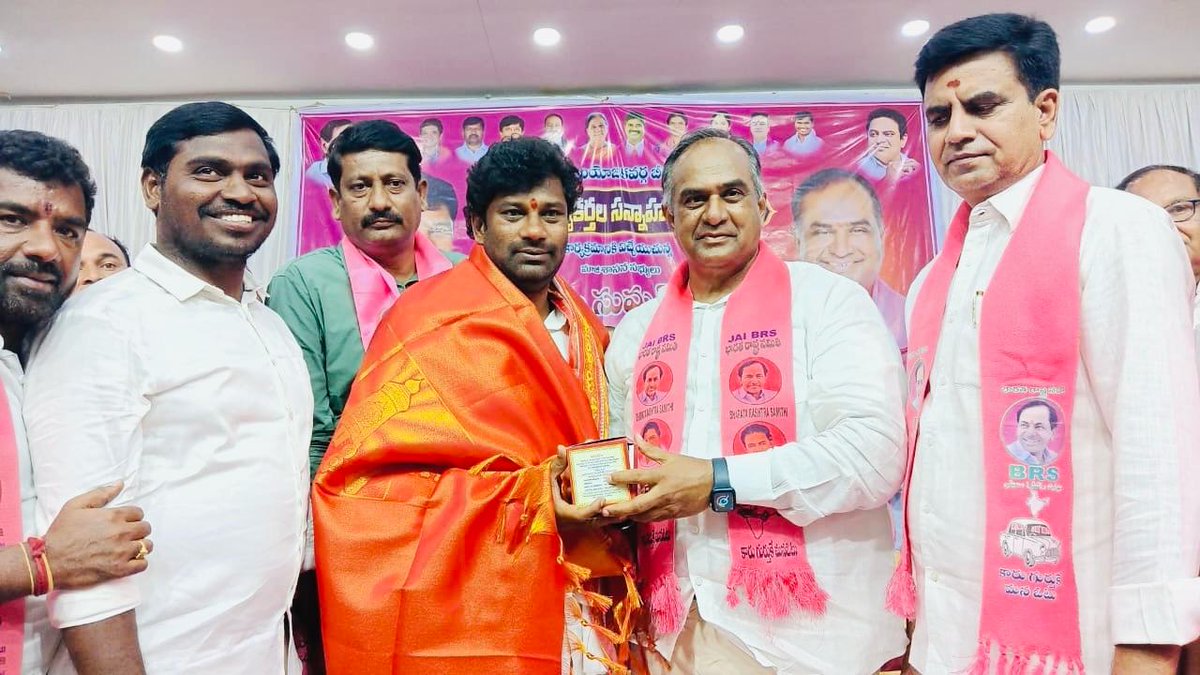 balkasumantrs's tweet photo. జగిత్యాల బిఆర్ఎస్ జైత్ర యాత్ర సభ నేపథ్యంలో...వేములవాడ నియోజకవర్గంలోని శ్రీనివాస గార్డెన్స్ లో చెల్మడ లక్ష్మి నరసింహ రావు గారితో కలిసి ముఖ్య కార్యకర్తల సన్నాహక సమావేశంలో పాల్గొని దిశా నిర్దేశం చేయడం జరిగింది. https://t.co/tdP6qIpq2v