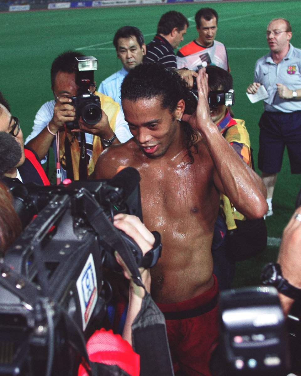 SI_FootballClub's tweet photo. Ronaldinho, Barcelona pre-season (2005). https://t.co/Y3cLFYXBoq