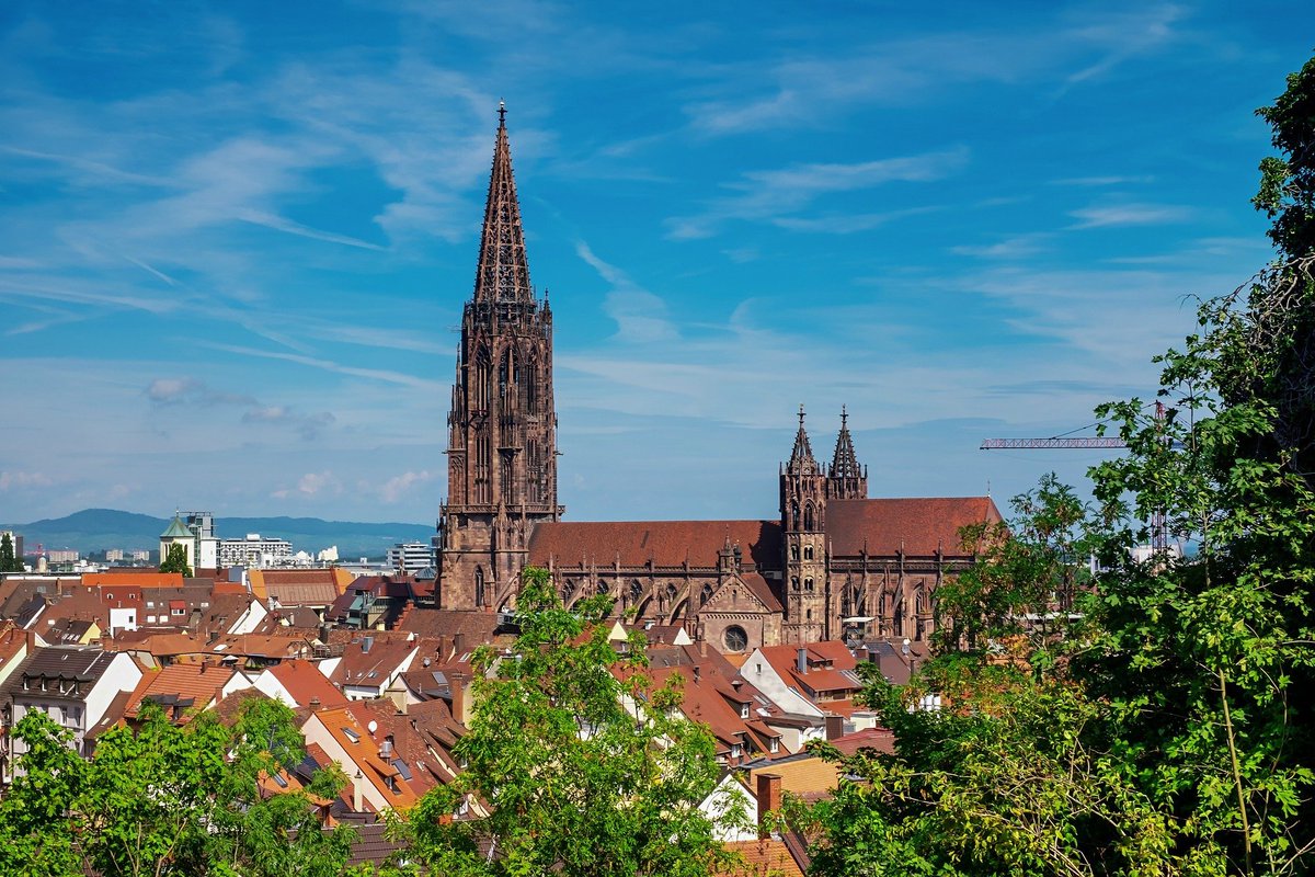 dutchbuildings's tweet image. The "Freiburger Münster" in #Freiburg 🇩🇪, began construction around 1200 under Duke Berthold V of Zähringen on the site of an earlier 1120 church. It started in late romanesque style, shifting to gothic by the 1230s. Construction spanned over 300 years until completion around