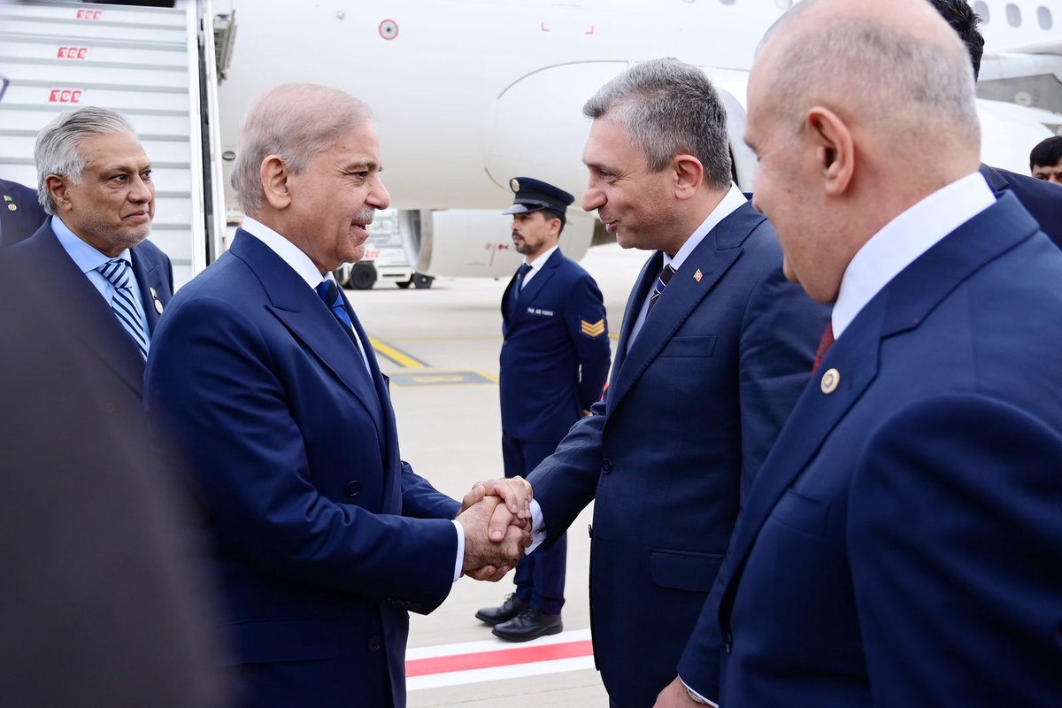 appcsocialmedia's tweet photo. Prime Minister Muhammad Shehbaz Shehbaz Sharif reaches Türkiye to attend 5th Antalya Diplomacy Forum. Governor Antalya Hulusi Sahin received Prime Minister and the Pakistani delegation at the airport. 

#PMShehbazSharif #PakTurkiyeFriendship #Pakistan https://t.co/SvNHpkDVWT