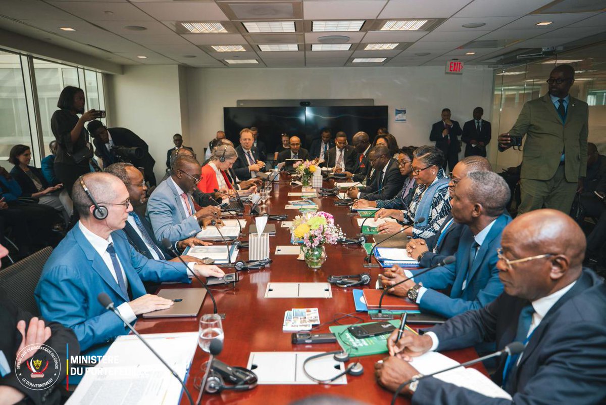 portefeuille_cd's tweet photo. #SpringMeetings2026 | Washington D.C.

Ce 15 avril 2026, en marge des Réunions de printemps BM-FMI, la Ministre du Portefeuille, S.E. @_JulieShiku, a tenu une réunion avec l’équipe pays de la Banque Mondiale, en présence des Directeurs pays et du Directeur sectoriel.

Les échanges ont notamment porté sur la mise en œuvre du processus compétitif de sélection des mandataires publics au sein de quinze entreprises du Portefeuille de l’État

La Ministre a ensuite pris part à la conférence “Water Forward: Driving Jobs and Opportunities”, consacrée au rôle stratégique de l’eau comme levier d’accès aux services essentiels, de croissance et de création d’emplois.
Cette séquence s’inscrit dans la participation active de la RDC aux côtés de la délégation conduite par la Première Ministre, S.E. @SuminwaJudith, et traduit l’engagement du Gouvernement à faire du secteur de l’eau un pilier du développement.

Du point de vue de l’État actionnaire, elle vise à renforcer la performance des entreprises publiques du secteur, mobiliser des financements pour les infrastructures hydrauliques et structurer des partenariats créateurs de valeur au service de l’intérêt général.

#PortefeuilleEnAction #LevierdePerformance #DRC