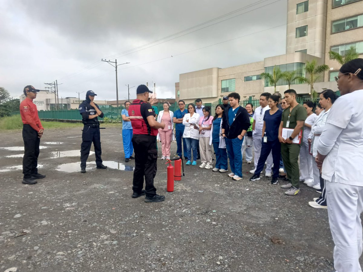 IESSStodomingo's tweet photo. El 🏥 Hospital General @IESSStodomingo se capacitó junto a @BomberosSD en temas de prevención y respuesta ante incendios 🔥🧯, fortaleciendo la capacidad de nuestro personal.

Estas acciones garantizan la seguridad dentro del sistema de salud👨‍⚕️👩‍⚕️ https://t.co/e5Z0Vl1Vgb