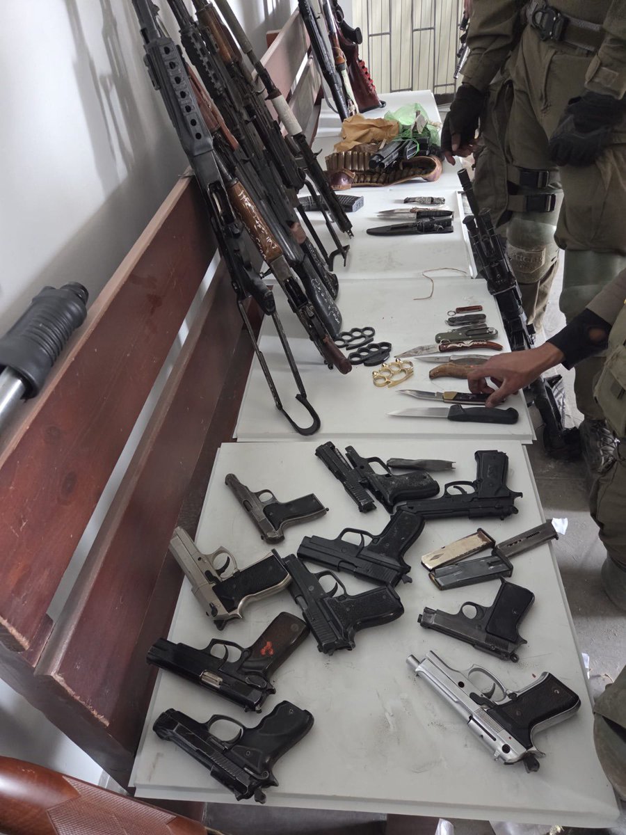 GhostCowboyX's tweet image. 🚨🇮🇱🇱🇧 | IDF soldiers discovered more than 130 weapons belonging to Hezbollah inside a local school in the Bint Jbeil area of southern Lebanon.

The cache included dozens of Kalashnikov rifles, pistols, and other firearms.