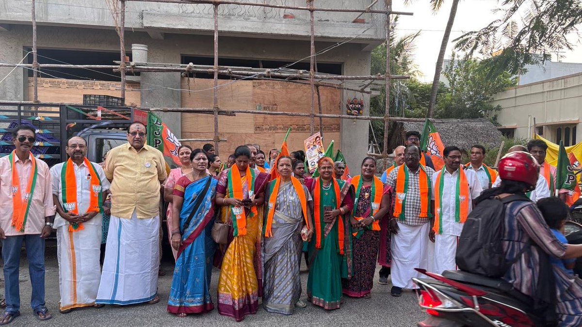 sembakkamveda's tweet photo. செம்பாக்கம் மண்டலத்தின் சார்பாக, இன்று மாலை காமராஜபுரம் மற்றும் அய்யப்பா நகர் சுற்றுவட்டார பகுதிகளில், NDA கூட்டணி வேட்பாளர் திரு. சிட்லபாக்கம் S. ராஜேந்திரன் அவர்களுக்கு ஆதரவாக வாக்காளர் சந்திப்பு மற்றும் நோட்டீஸ் வழங்கும் நிகழ்ச்சி நடைபெற்றது.

இந்த நிகழ்ச்சியில், பாஜக மாநில செயற்குழு உறுப்பினர் திரு. வேத சுப்பிரமணியன் அவர்கள், மாவட்ட துணை தலைவர் திரு. நாகராஜன் அவர்கள், மாவட்ட இணை செயலாளர் திரு. சுபாஷ் அவர்கள், திரு. சாந்தகுமார் (முன்னாள் சேர்மன், அதிமுக) ஆகியோர் கலந்து கொண்டு ஆதரவு தெரிவித்தனர்.

மேலும், செம்பாக்கம் மண்டல் தலைவி திருமதி ரேணுகா அவர்களின் தலைமையில் இந்த நிகழ்ச்சி சிறப்பாக நடைபெற்று, பொதுமக்களிடம் நோட்டீஸ்கள் வழங்கப்பட்டன.
@narendramodi @AmitShah @AmitShahOffice @nsitharaman @blsanthosh @Arvindmenon @NainarBJP #pongulettisudhakarreddy @annamalai_k @KesavaVinayakan @BJP4India @BJPTamilnadu