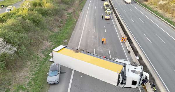 Sattelzug kippt auf A7 um und blockiert alle Fahrstreifen beobachter-online.de/seesen/nachric…