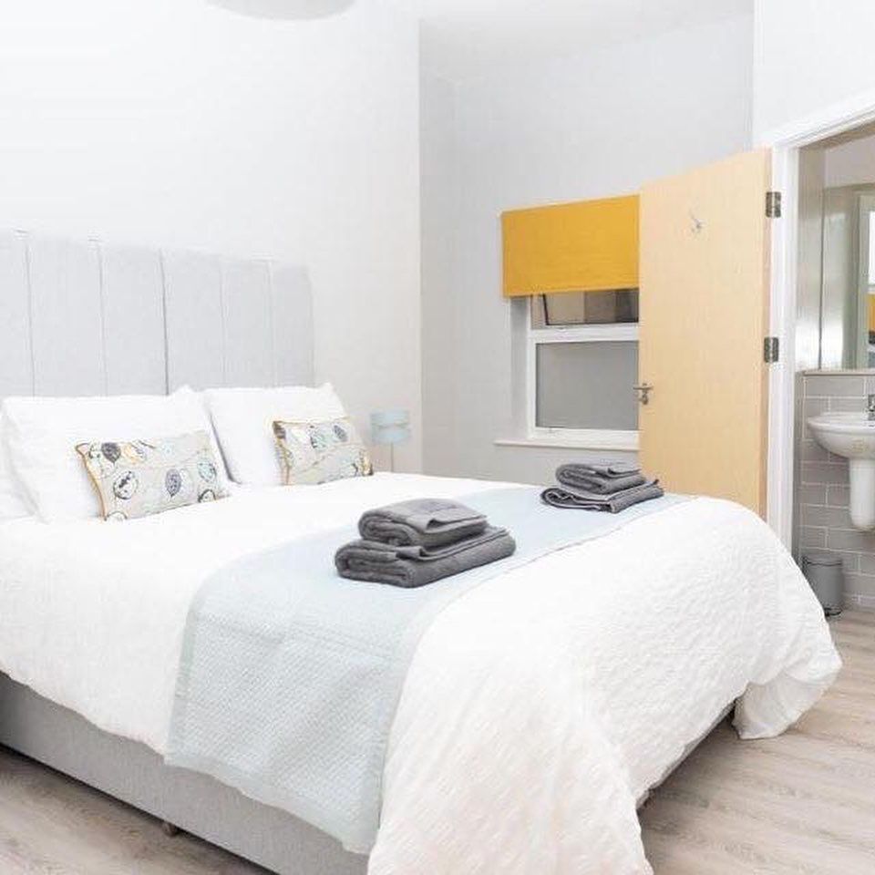 staylets1's tweet image. Say goodbye to bland hotel rooms and hello to our stylish, fully-equipped, serviced apartments in Cheltenham and Surrey! 🧡

Browse our website and find your #omeawayfromhome #accommodation with Stay Lets buff.ly/3AmiJxH

#StayLets #ServicedApartments #Cheltenham #Surrey
