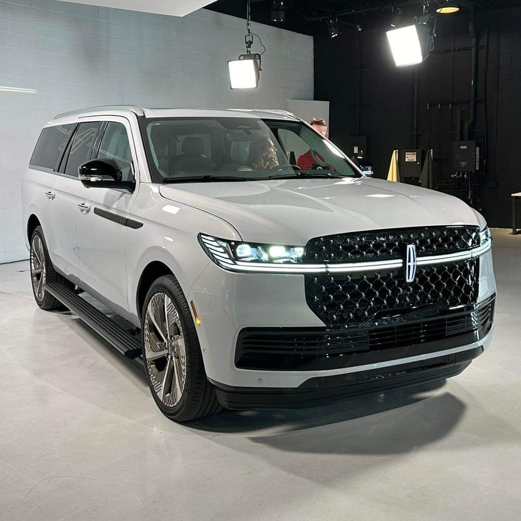 bweezy0602's tweet photo. Quiet luxury is a flex, but the way this thing commands the road is a statement. 🌬️ https://t.co/XIIQI8FyXG