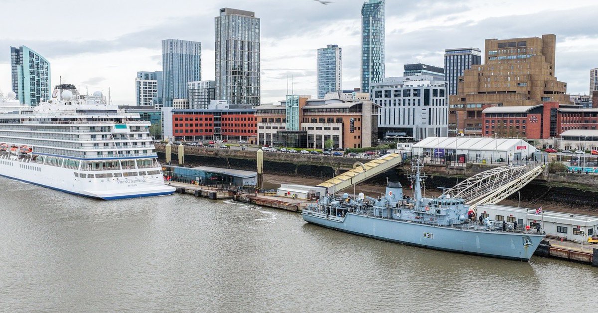 stratusimagery's tweet image. Welcome to Liverpool @HMSLedbury #navy #liverpool #liverpoolcity