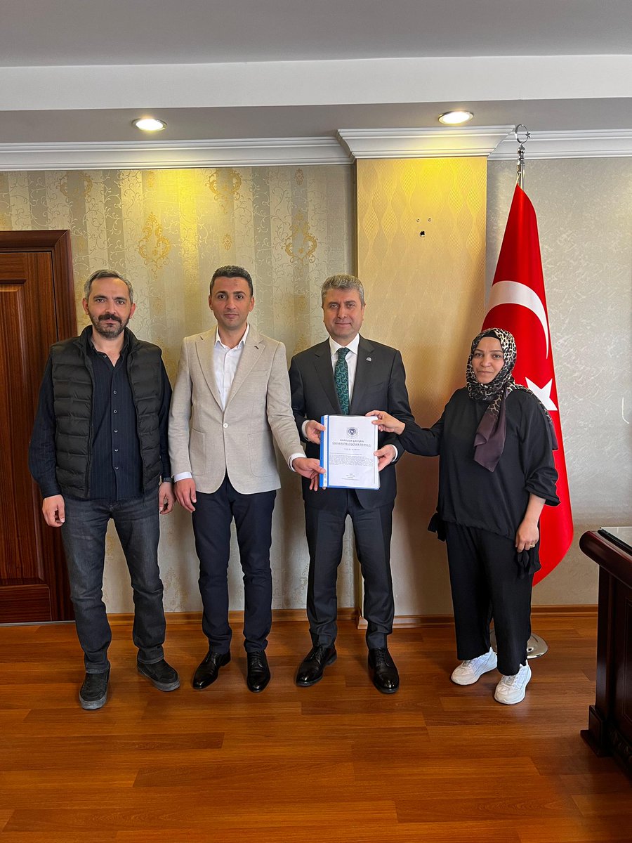 Kamuda Çalışan Üniversiteli İşçiler Derneği Yönetimi olarak,
Çalışma ve Sosyal Güvenlik Bakanlığı eski Çalışma Genel Müdürü ve 
TUHİS Genel Sekreteri Sayın Dr. Mehmet Baş’ı ziyaret ettik.

Ziyarette; üniversite mezunu kamu işçilerinin yaşadığı sorunlar ile çözüm taleplerimizi