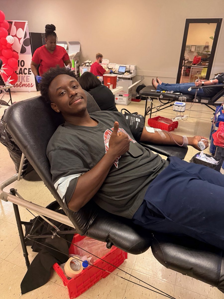 holmesmsoc's tweet photo. Holmes Men’s soccer player’s participated in yesterday’s Ridgeland campus blood drive.  Fun fact: every day hundreds of units of blood are needed across Mississippi for surgeries and cancer treatments. Each donation potentially saves three lives.  Donate today! https://t.co/cBYoSABV6N