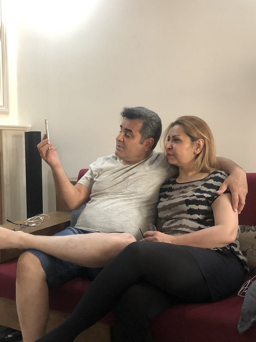 دلم برای مامان بابام تنگ شده و وقتی نگاه می‌کنم به این عکس بیشتر دلم می‌گیره، چون حتی این عکس هم برای شیش سال پیشه و بنظرم خیلی شکسته‌تر شدن و من نیستم پیششون که مراقبشون باشم.