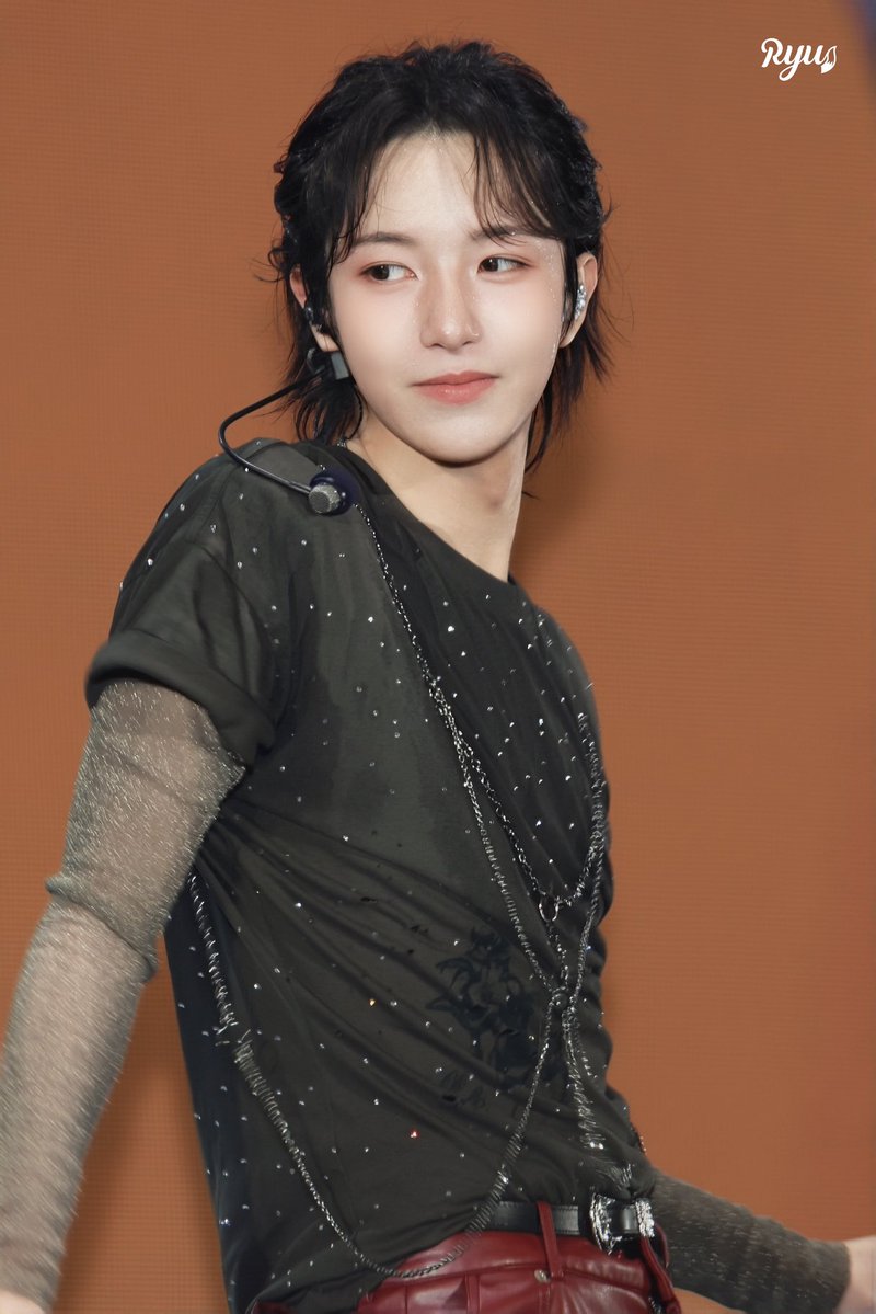 this shot feels like a teaser for a girl group member 😭 renjun… you’re actually unreal. pretty isn’t even enough to describe you 🫠