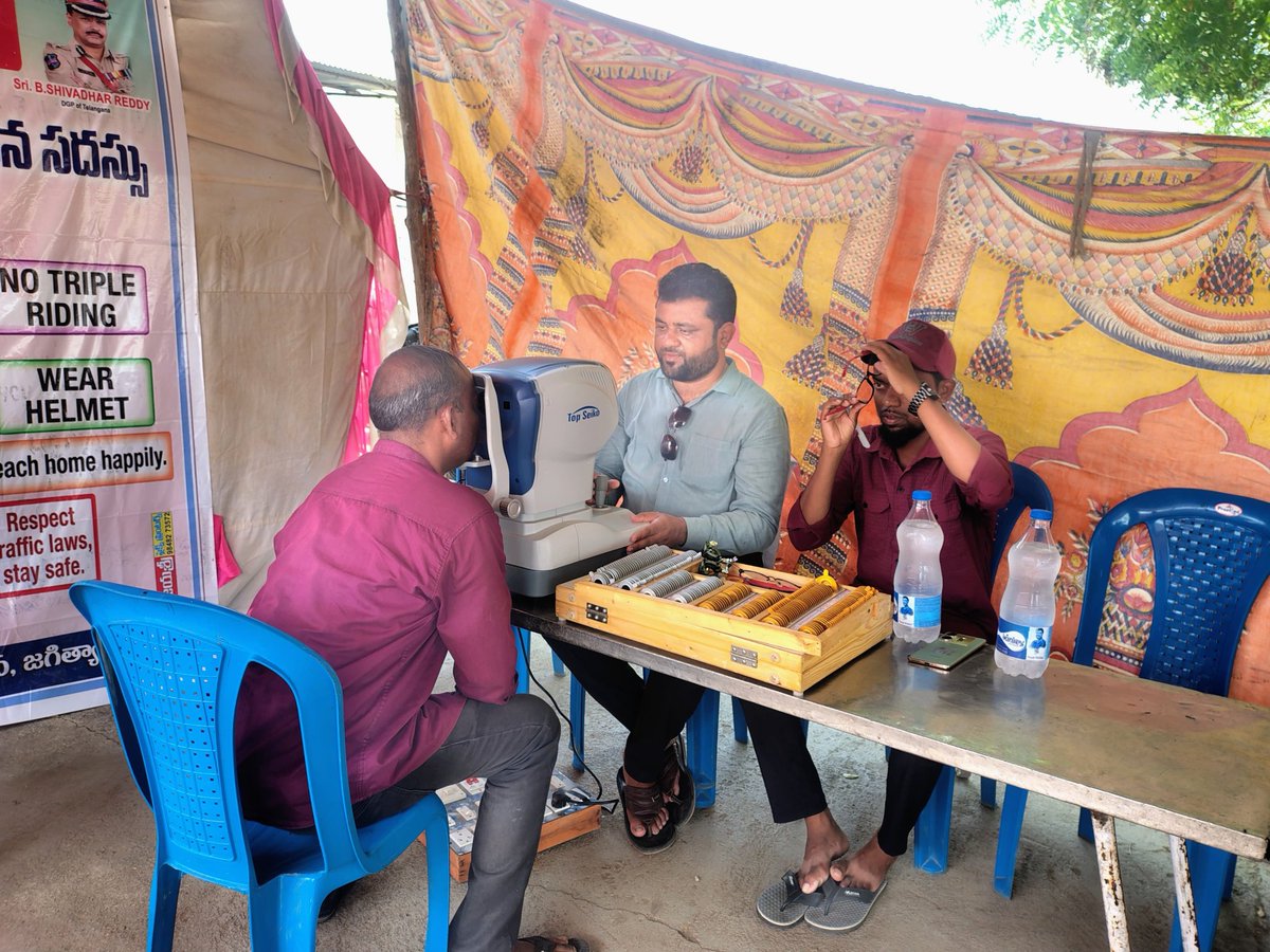 shobuggaram_JGL's tweet image. In view of 4th day Arrive Alive campaign, today we conducted an #Eye check up program to heavy vehicle #Drivers at Buggaram village with the help of Eye specialist  ,
mandal auto drivers,van drivers  participated sir.
Namaskaram sir