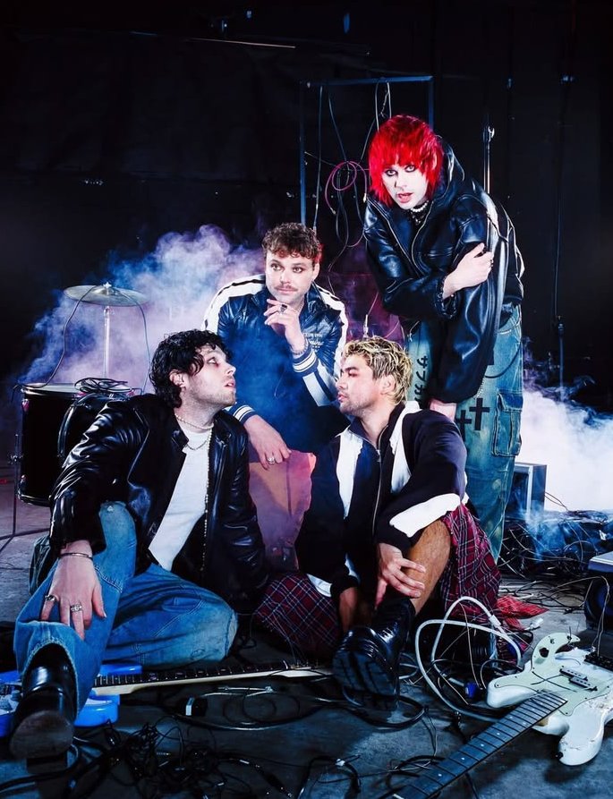 polecarium's tweet image. ⋆˙⟡ &amp;amp;team as 5sos songs 🧵

#5sos #andteam #luné