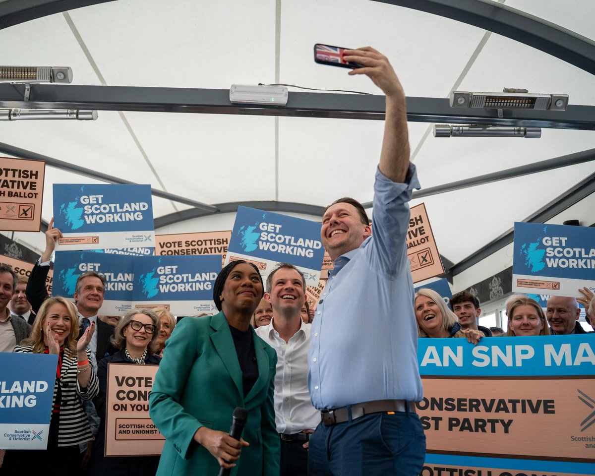 RussellFindlay1's tweet photo. 🙌 Joined today by @KemiBadenoch on the campaign trail in Edinburgh.

🏴󠁧󠁢󠁳󠁣󠁴󠁿 On May 7, vote Scottish Conservative on your peach ballot paper to stop an SNP majority. https://t.co/aojuHKq8NH