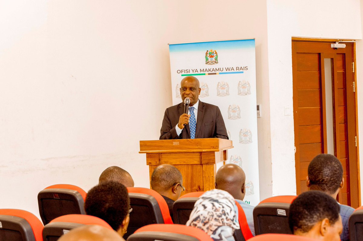 vpo_tanzania's tweet photo. Wananchi wameaswa kuchangamkia fursa zinazopatikana kwenye Biashara ya Kaboni kwa kuanzisha miradi mbalimbali kulingana na jeografia ya eneo husika na kuachana na dhana ya upandaji miti na misitu ndio inakopatikana Biashara ya Kaboni.

Hayo ameyasemwa na Katibu Mkuu Ofisi ya Makamu wa Rais Dkt. Richard Muyungi wakati akifungua Kikao cha Makatibu Tawala wa Mikoa na Wakurugenzi wa Halmashauri kuhusu Programu ya Mageuzi ya Kimkakati ya Mazingira Endelevu Tanzania, kilichofanyika Dodoma, Aprili 16, 2026 akieleza kuwa kuna fursa katika program hiyo ikiwemo Biashara ya Kaboni.

Amesema fursa ya Biashara ya Kaboni haipo pekee kwenye upandaji miti kama ambavyo wengi wanadhani, bali katika Nishati Safi ya Kupikia, Miradi ya Taka, Usafishaji wa Miji, Taka Nngumu na taka zingine zote zinaweza kuwa fursa katika Biashara hiyo.

Baada ya Serikali kuzindua Dira 2050 Ofisi ya Makamu wa Rais imeandaa Programu ya Mageuzi ya Kukijanisha Tanzania kwa kipindi cha mwaka 2026 hadi 2030, inayolenga kuchagiza matokeo makubwa ya kurejesha uoto wa asili, kuimarisha ustawi wa mifumo ikolojia na kuongeza mchango wa rasilimali katika Pato la Taifa, sambamba na kuchangia katika kufikia malengo ya Dira 2050. 

“Ili tuwe na mchango mkubwa kwenye Dira 2050 tunatakiwa kuwa na mpango maalum na hatutakuwa tukiangali katika upandaji miti pekee bali tutaangali pia kwenye Nishati safi ya Kupikia ili kuwafikia wananchi.

Ameongeza kuwa kutokana na heshima ambayo mazingira yamepewa na kuwekwa kwenye Dira 2050 ni vyema sekta ya mazingira nayo ibadilike ili mchango wake uonekane kwa kuyasimamia mazingira vizuri.

“Awali, Naibu Katibu Mkuu (Mazingira), Ofisi ya Makamu wa Rais, Balozi Baraka Luvanda alisema Programu hii inalenga kuchagiza matokeo makubwa na ya haraka katika kurejesha uoto wa asili, ustawi wa mifumo ikolojia na kuimarika kwa huduma za kiikolojia ambazo zinachangia katika sekta mbalimbali za uzalishaji nchini.”

Ameongeza kuwa Maeneo ya kimkakati ya utekelezaji wa Programu ya Mageuzi ya kukijanisha Tanzania ni Upandaji Miti katika Mikoa ya Tabora, Mwanza, Shinyanga, Kigoma, Geita, Singida, Simiyu, Manyara, Kilimanjaro, Arusha, Dodoma, Rukwa na Zanzibar.