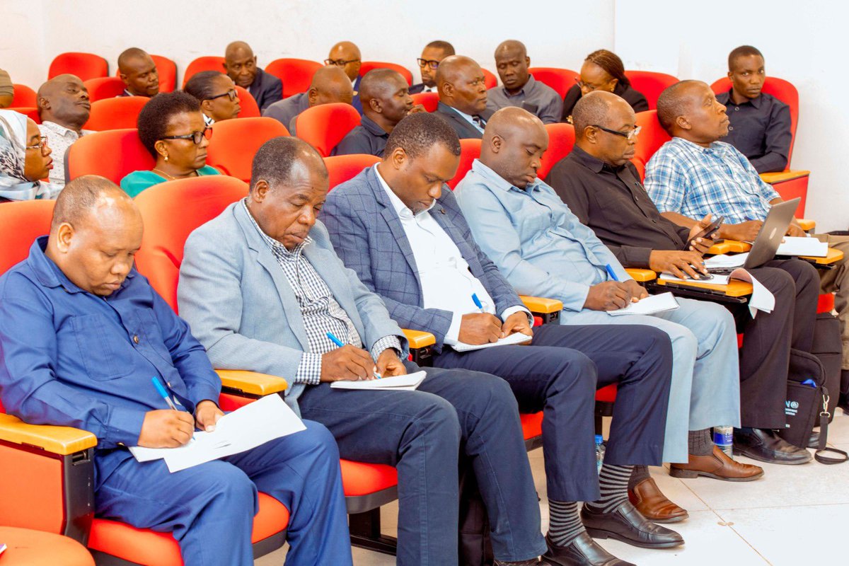 vpo_tanzania's tweet photo. Wananchi wameaswa kuchangamkia fursa zinazopatikana kwenye Biashara ya Kaboni kwa kuanzisha miradi mbalimbali kulingana na jeografia ya eneo husika na kuachana na dhana ya upandaji miti na misitu ndio inakopatikana Biashara ya Kaboni.

Hayo ameyasemwa na Katibu Mkuu Ofisi ya Makamu wa Rais Dkt. Richard Muyungi wakati akifungua Kikao cha Makatibu Tawala wa Mikoa na Wakurugenzi wa Halmashauri kuhusu Programu ya Mageuzi ya Kimkakati ya Mazingira Endelevu Tanzania, kilichofanyika Dodoma, Aprili 16, 2026 akieleza kuwa kuna fursa katika program hiyo ikiwemo Biashara ya Kaboni.

Amesema fursa ya Biashara ya Kaboni haipo pekee kwenye upandaji miti kama ambavyo wengi wanadhani, bali katika Nishati Safi ya Kupikia, Miradi ya Taka, Usafishaji wa Miji, Taka Nngumu na taka zingine zote zinaweza kuwa fursa katika Biashara hiyo.

Baada ya Serikali kuzindua Dira 2050 Ofisi ya Makamu wa Rais imeandaa Programu ya Mageuzi ya Kukijanisha Tanzania kwa kipindi cha mwaka 2026 hadi 2030, inayolenga kuchagiza matokeo makubwa ya kurejesha uoto wa asili, kuimarisha ustawi wa mifumo ikolojia na kuongeza mchango wa rasilimali katika Pato la Taifa, sambamba na kuchangia katika kufikia malengo ya Dira 2050. 

“Ili tuwe na mchango mkubwa kwenye Dira 2050 tunatakiwa kuwa na mpango maalum na hatutakuwa tukiangali katika upandaji miti pekee bali tutaangali pia kwenye Nishati safi ya Kupikia ili kuwafikia wananchi.

Ameongeza kuwa kutokana na heshima ambayo mazingira yamepewa na kuwekwa kwenye Dira 2050 ni vyema sekta ya mazingira nayo ibadilike ili mchango wake uonekane kwa kuyasimamia mazingira vizuri.

“Awali, Naibu Katibu Mkuu (Mazingira), Ofisi ya Makamu wa Rais, Balozi Baraka Luvanda alisema Programu hii inalenga kuchagiza matokeo makubwa na ya haraka katika kurejesha uoto wa asili, ustawi wa mifumo ikolojia na kuimarika kwa huduma za kiikolojia ambazo zinachangia katika sekta mbalimbali za uzalishaji nchini.”

Ameongeza kuwa Maeneo ya kimkakati ya utekelezaji wa Programu ya Mageuzi ya kukijanisha Tanzania ni Upandaji Miti katika Mikoa ya Tabora, Mwanza, Shinyanga, Kigoma, Geita, Singida, Simiyu, Manyara, Kilimanjaro, Arusha, Dodoma, Rukwa na Zanzibar.