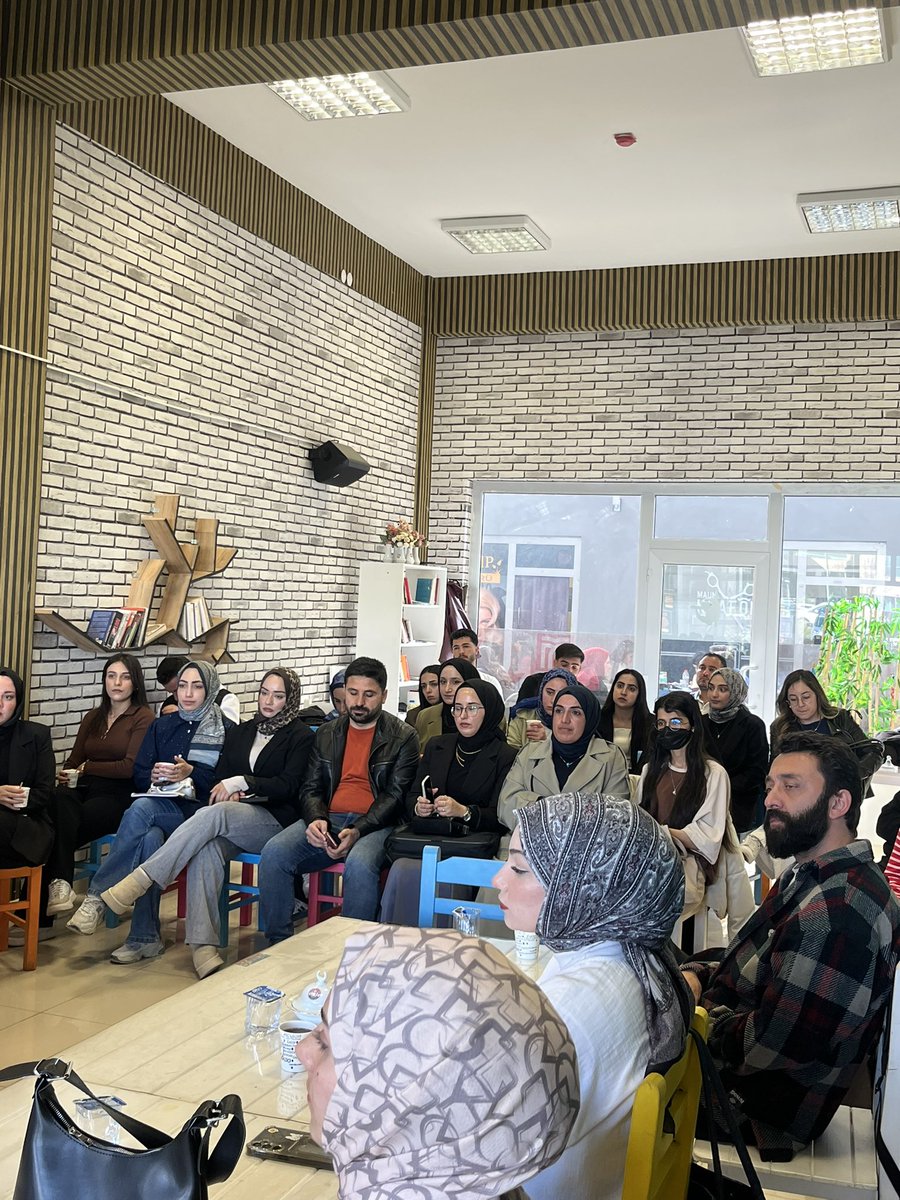 MaunAdem's tweet photo. Dünya Edebiyatı Sohbetleri ilk turuyla yoğun katılımla başladı. 🥳📚 

@_aliyalcin_  @musalparslanuni @ADEMgenelmerkez  @hasan_yldz_06  @mstemrebalci https://t.co/jEKCKAhAZg