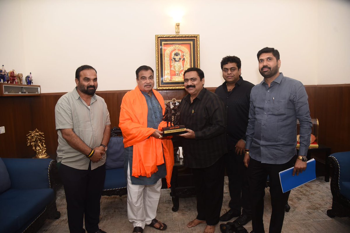 मनमाड शहरात तात्काळ फ्लाय ओव्हर मागणीसाठी आज दिल्ली येथे केंद्रीय मंत्री नितीनजी गडकरी साहेबांची भेट घेतली, साहेबांनी सकारात्मक दाखवत तातडीने प्रशासनाला सूचना केल्या. यामुळे मनमाड शहराच्या वाहतूक कोंडीचा प्रश्न कायमचा सुटणार आहे.
<a href="/nitin_gadkari/">Nitin Gadkari</a> <a href="/mieknathshinde/">Eknath Shinde - एकनाथ शिंदे</a>